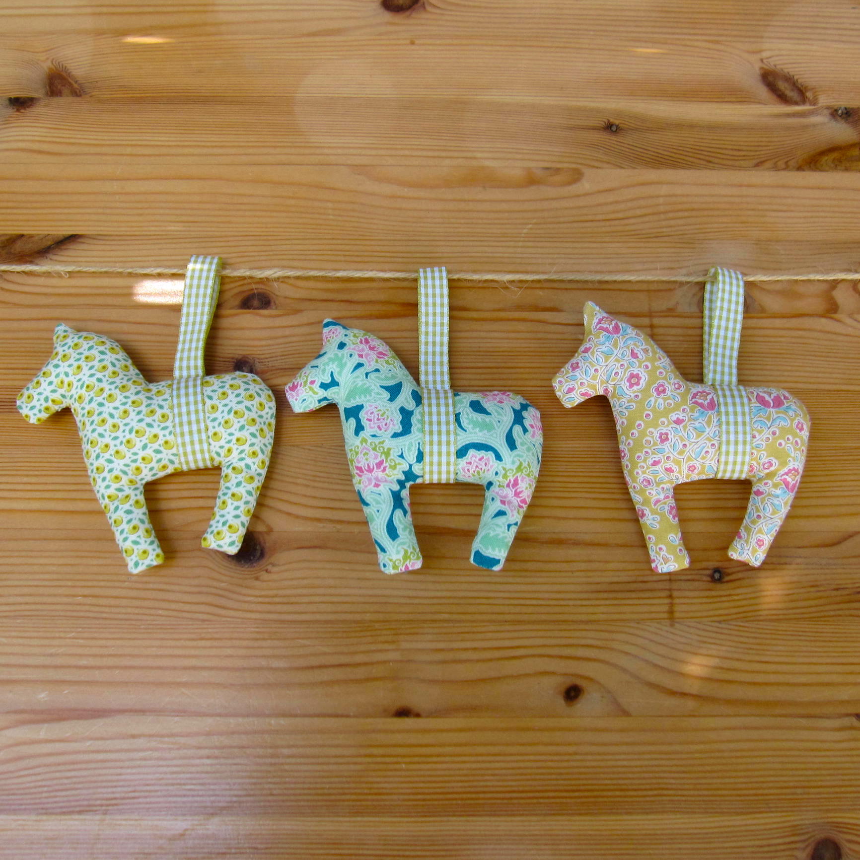 No.10 : ダーラナホースのガーランド(Green) – Tilda & Friends