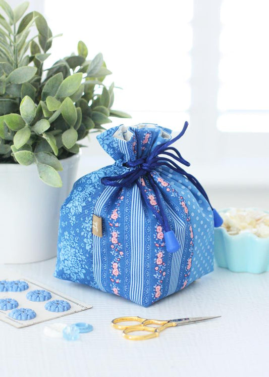オーストラリアの作家 a spoonful sugar が Tilda Something Blue で作った Quadra Pouch 〜 "Same Pattern, New Mood" 〜