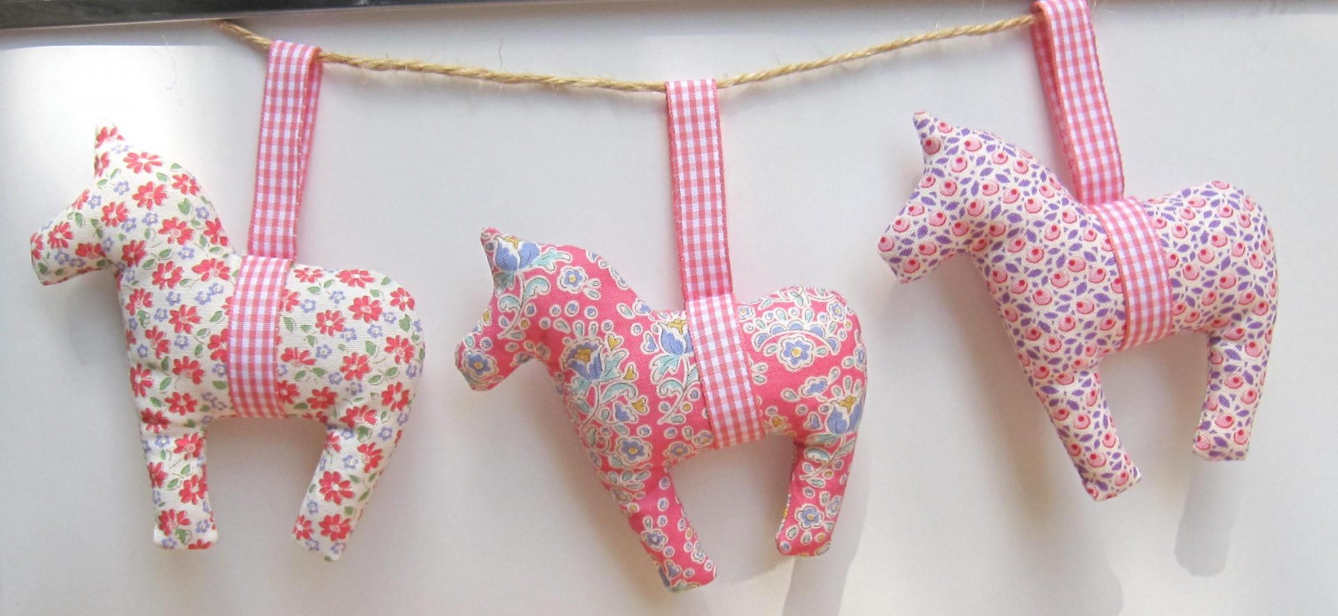 No.10 : ダーラナホースのガーランド(Red) – Tilda & Friends